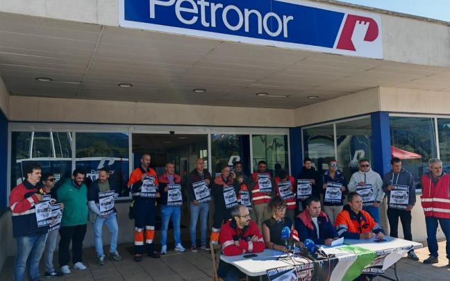 La plantilla de Petronor al inicio de la huelga indefinida en septiembre de 2025 para denunciar la "ampliación de jornada" por el cambio de vestuario.