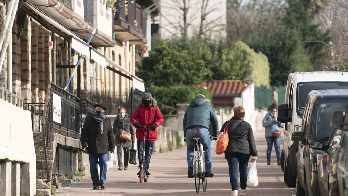 El paseo de Txaparrene, con peatones, un ciclista y un usuario de patinete.