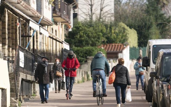 El paseo de Txaparrene, con peatones, un ciclista y un usuario de patinete. El paseo de Txaparrene, con peatones, un ciclista y un usuario de patinete.