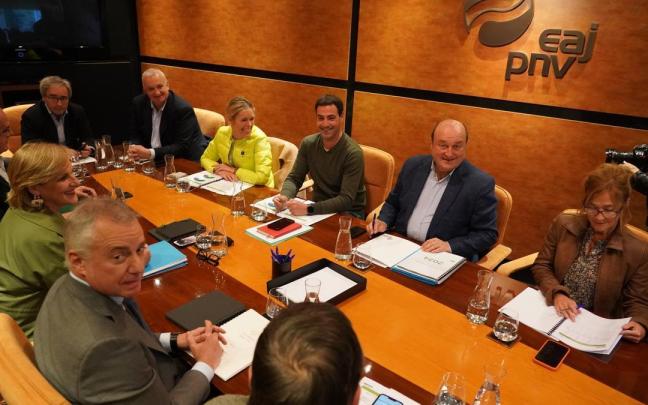 El candidato del PNV a lehendakari, Imanol Pradales, al lado del presidente del EBB, Andoni Ortuzar, en la reunión de este lunes para analizar los resultados electorales