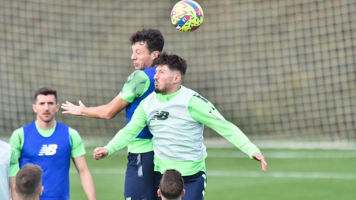 Unai Vencedor disputa el balón con Mikel Vesga en Lezama.