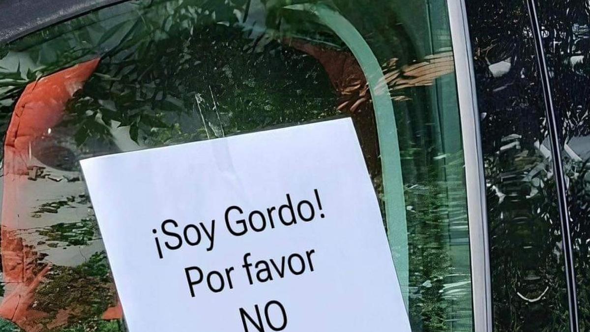 Parte de la nota pegada en el coche.