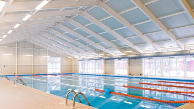 Una piscina cubierta ajena a esta información.