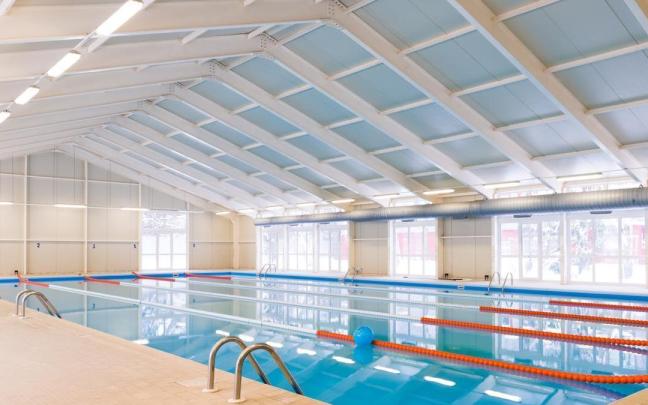 Una piscina cubierta ajena a esta información.