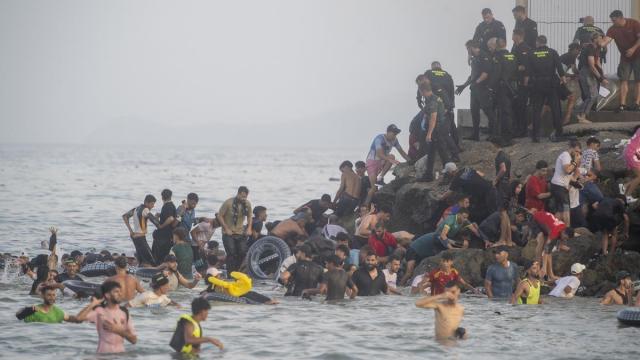 Varias personas llegan a Ceuta a nado desde Marruecos, el pasado 30 de julio