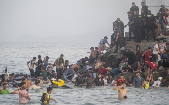 Varias personas llegan a Ceuta a nado desde Marruecos, el pasado 30 de julio