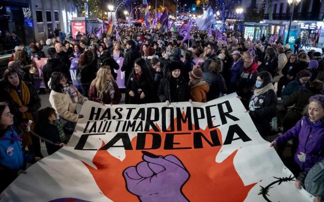 Manifestantes durante una concentración por el día de la Eliminación de la violencia contra las Mujeres.