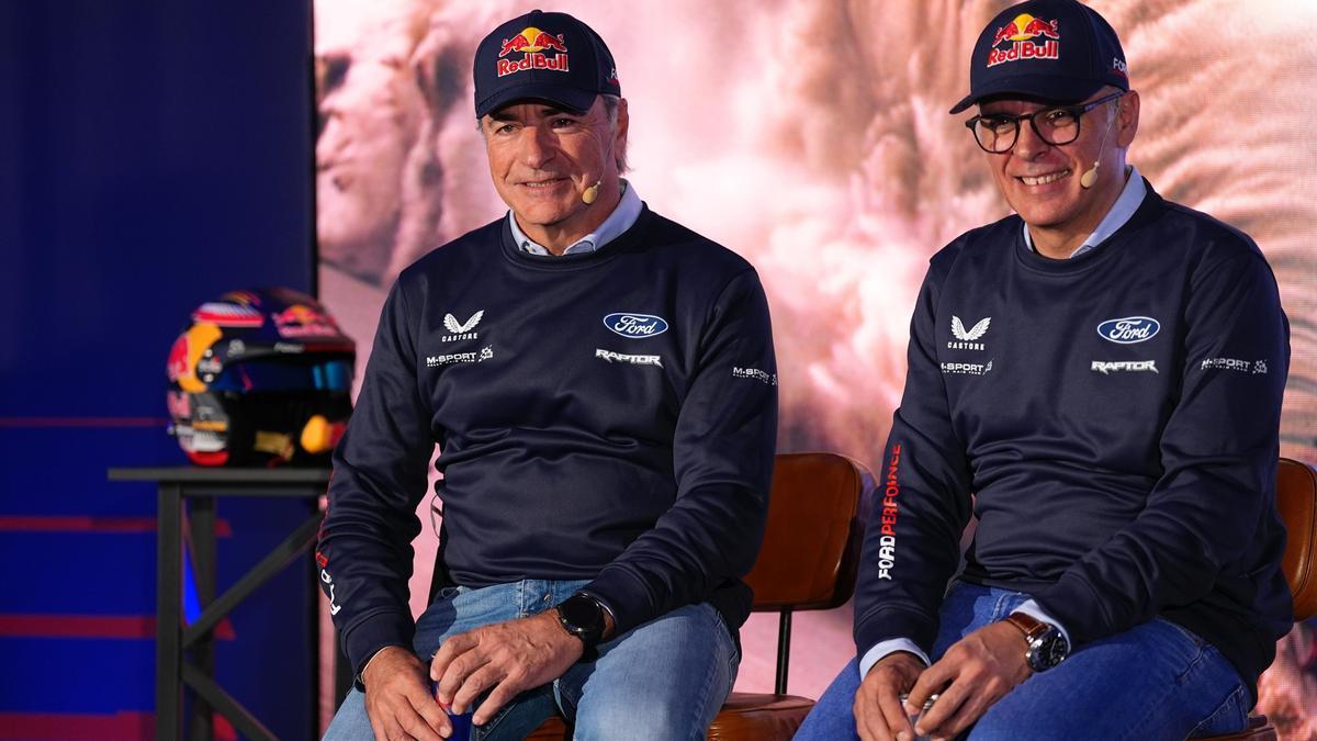 El piloto madrileño Carlos Sainz y su copiloto Lucas Cruz, en un evento de Ford para el Dakar 2025.