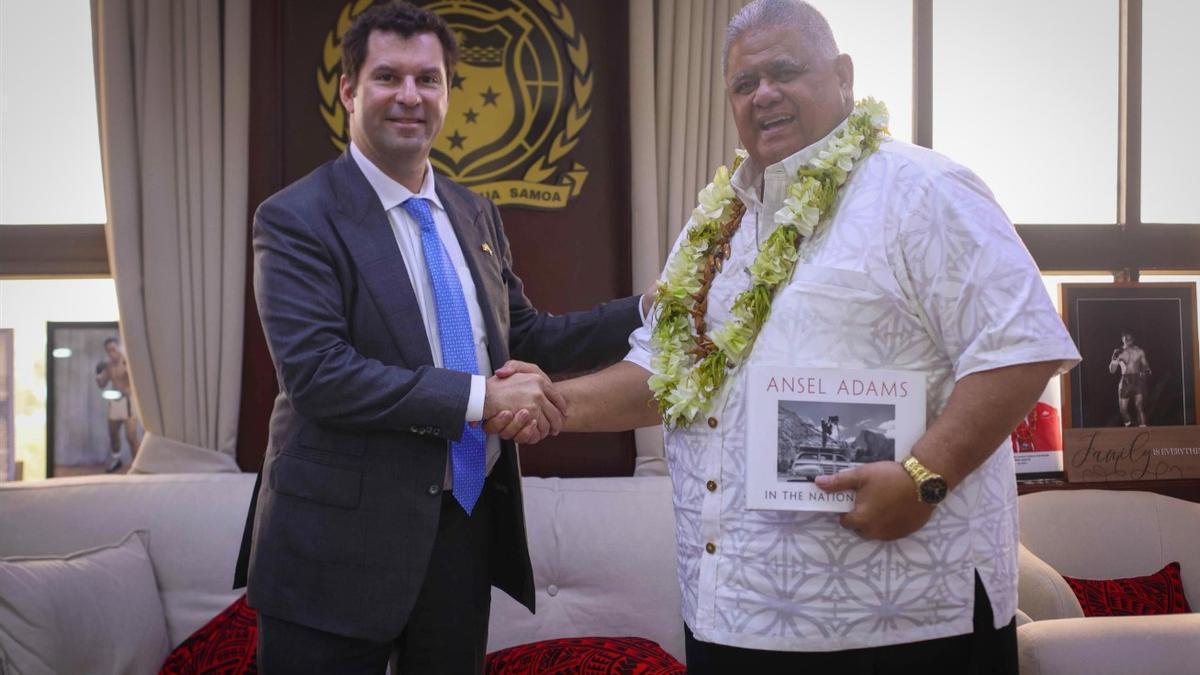 El primer ministro de Samoa, Laaulialemalietoa Leuatea Schmidt (d), junto al embajador Jared Novelly.