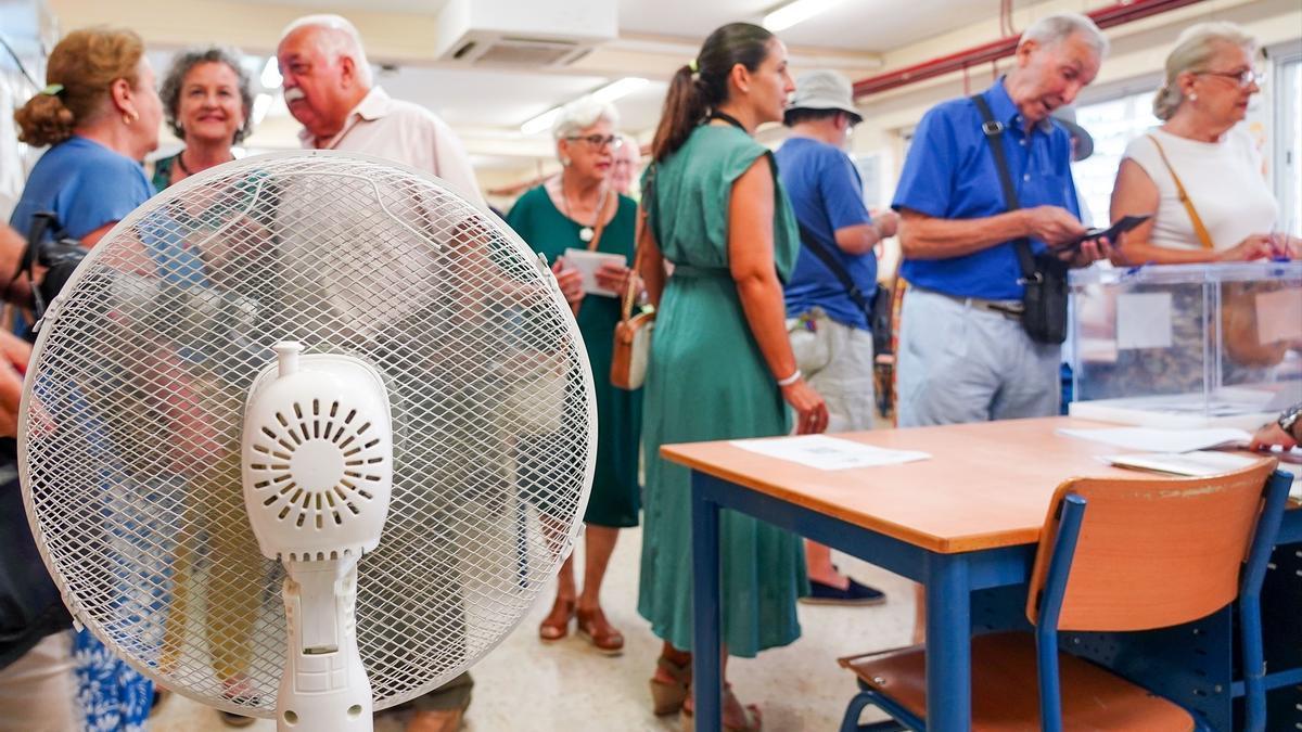 Un ventilador en una mesa electoral donde los ciudadanos ha ido a ejercer su derecho a voto durante las elecciones generales.