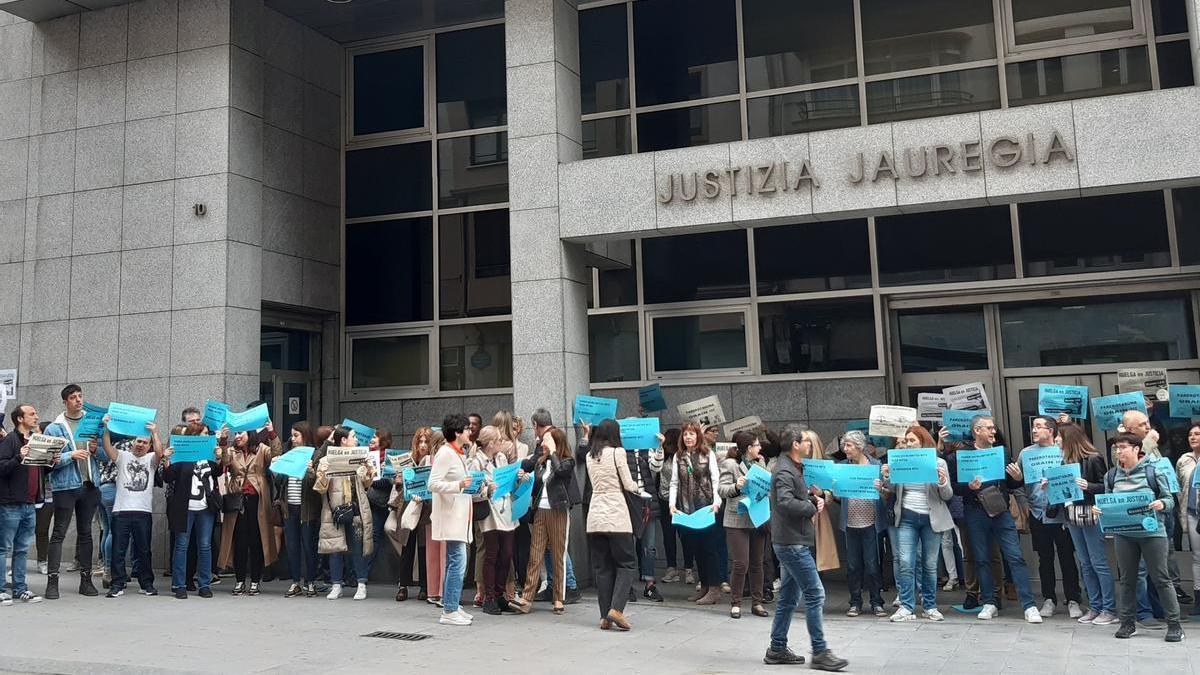 Funcionarios de Justicia en huelga se concentran ante el Palacio de Justicia de Bilbao.