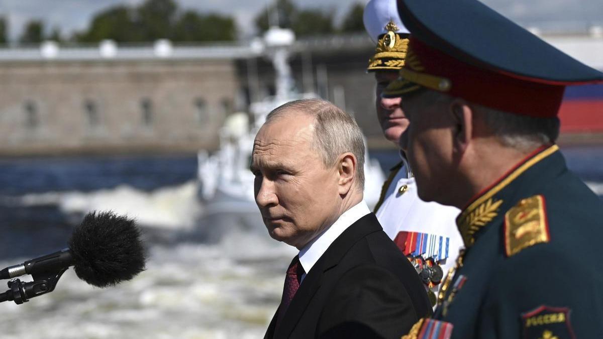 Imagen de archivo de Vladimir Putin junto al ministro de Defensa ruso, Sergei Shoigu y el oficial de la marina Nikolai Yevmenov.