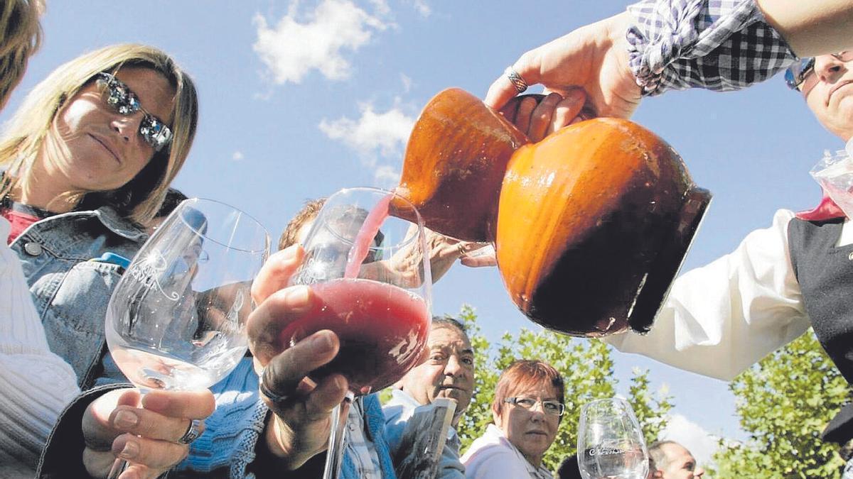 Tras el popular pisado de la uva viene la cata del primer mosto.