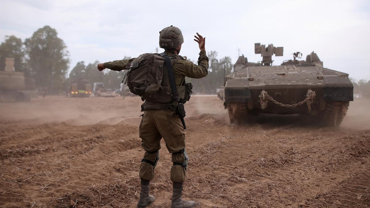 Un soldado israelí dirige el avance de un tanque.