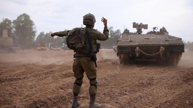Un soldado israelí dirige el avance de un tanque. Un soldado israelí dirige el avance de un tanque.