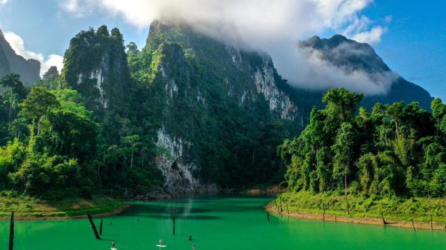 Actividades de agua en un rincón de Cheow Lan.