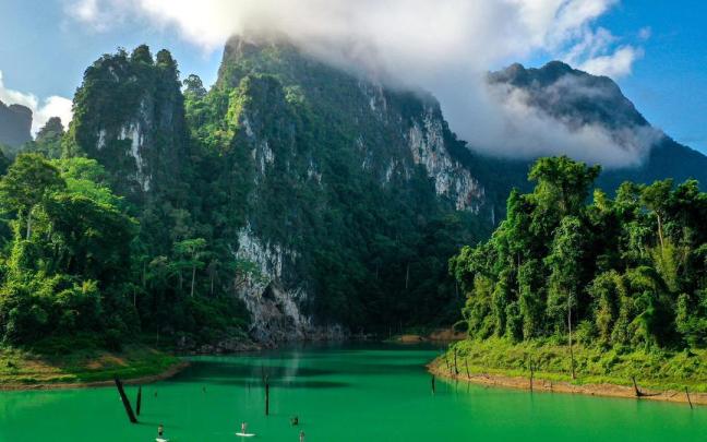 Actividades de agua en un rincón de Cheow Lan.