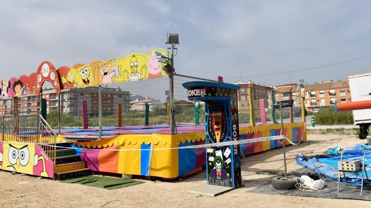 Una cinta policial en el parque infantil de Alquerías en el que murió la menor.