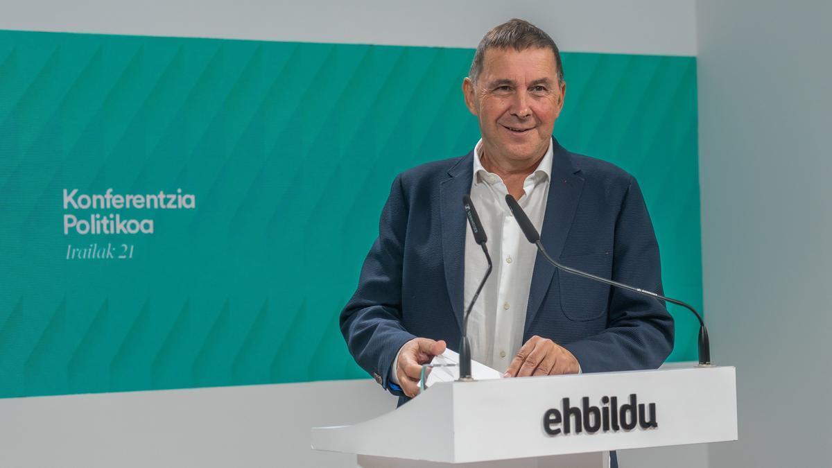 El coordinador general de EH Bildu, Arnaldo Otegi, en la rueda de prensa en el receso de la Mesa Política de EH Bildu