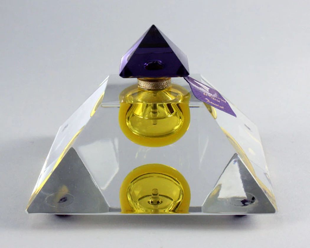 Baccarat Les Larmes Sacree de Thebes en un envase con forma de pirámide.