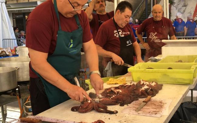 Zumaiarras cortando pulpo para la comida popular de una edición anterior del Olarro Eguna.