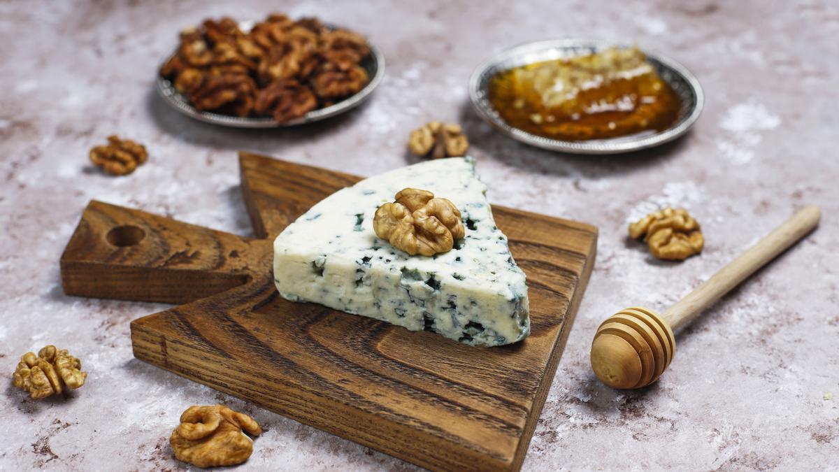 Queso roquefort con nueces y miel.