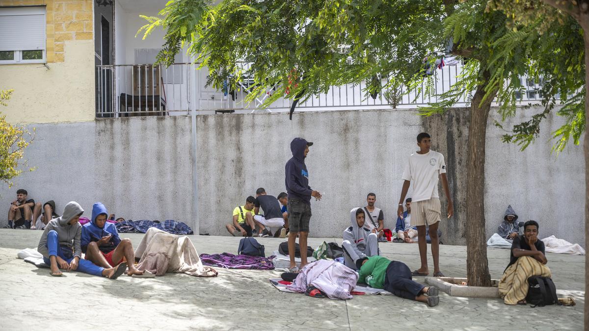 Varias personas migrantes en las calles del barrio de Loma Colmenar, a 27 de agosto de 2026, en Ceuta.