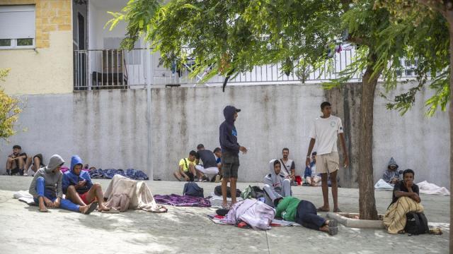 Varias personas migrantes en las calles del barrio de Loma Colmenar, a 27 de agosto de 2026, en Ceuta.