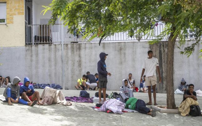 Varias personas migrantes en las calles del barrio de Loma Colmenar, a 27 de agosto de 2026, en Ceuta.
