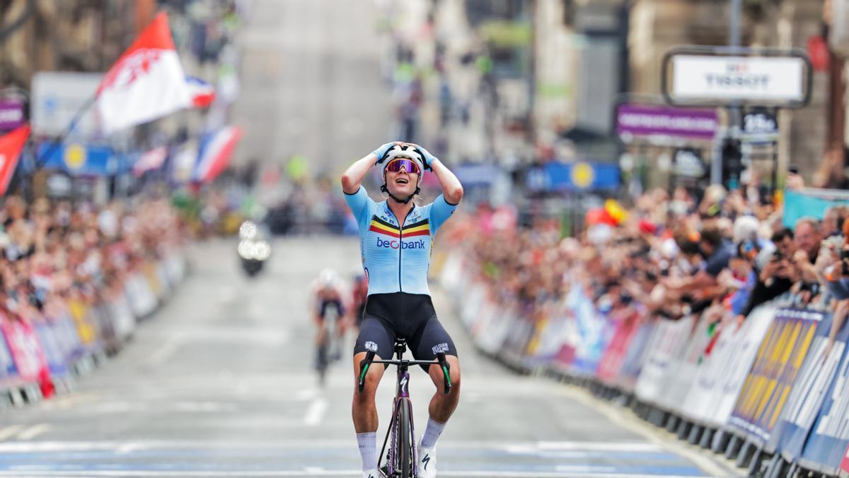 Lotte Kopecky festeja la victoria en el Mundial de ruta femenino.