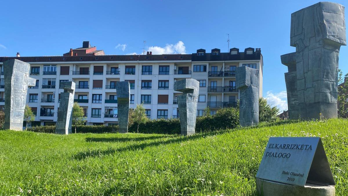 Las siete piezas que forman la escultura ‘Elkarrizketa-Diálogo’ en el parque de Gernika de Zumaia.