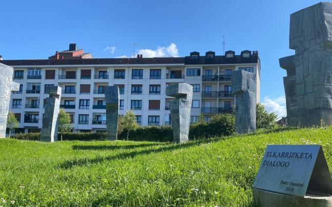 Las siete piezas que forman la escultura ‘Elkarrizketa-Diálogo’ en el parque de Gernika de Zumaia. / Pedro Amundarain Las siete piezas que forman la escultura ‘Elkarrizketa-Diálogo’ en el parque de Gernika de Zumaia.