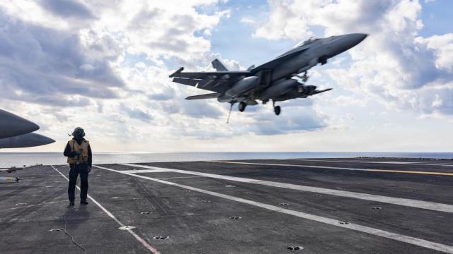 Un caza estadounidense despega del portaaviones Gerald R Ford.