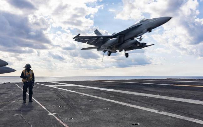 Un caza estadounidense despega del portaaviones Gerald R Ford.