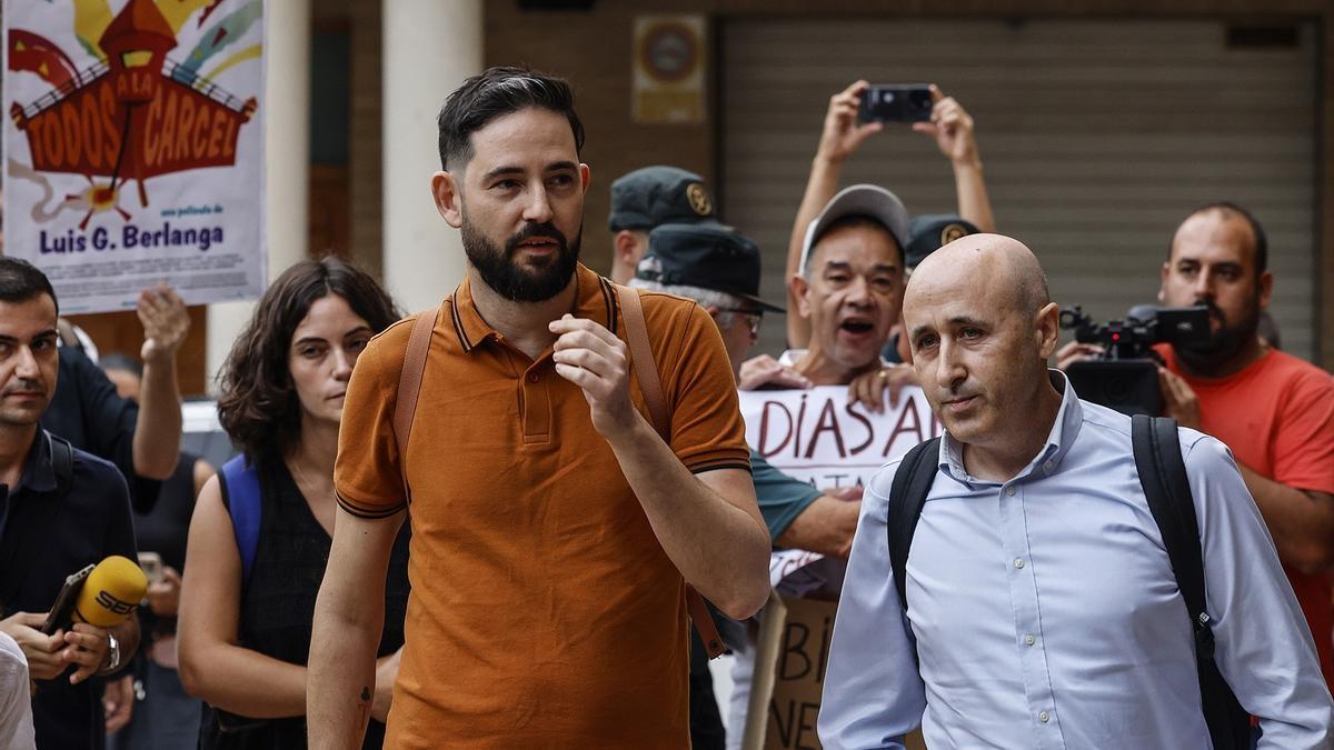 El presidente de la CHJ, Miguel Polo (d), llega a los juzgados de Catarroja para declarar como testigo en la causa de la DANA.