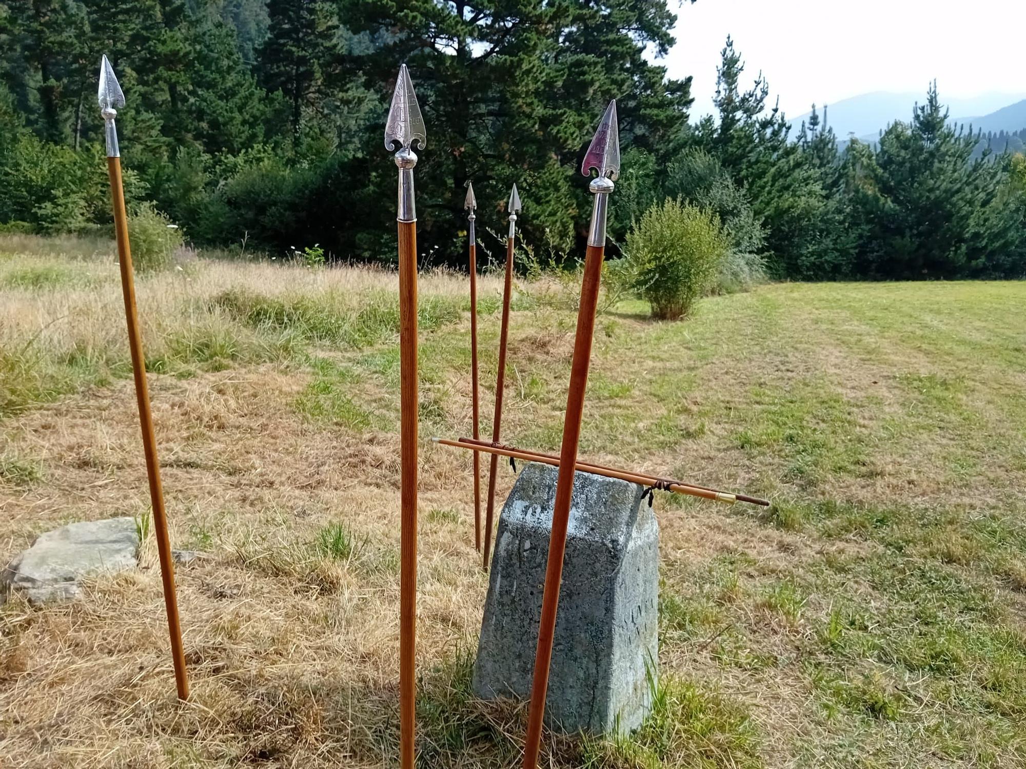 El mojón de Santa Ana con los chuzos de punta clavados, en su respectivo territorio, por las delegaciones vizcaina y alavesa