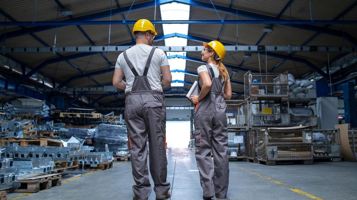 Dos trabajadores, en un almacén.