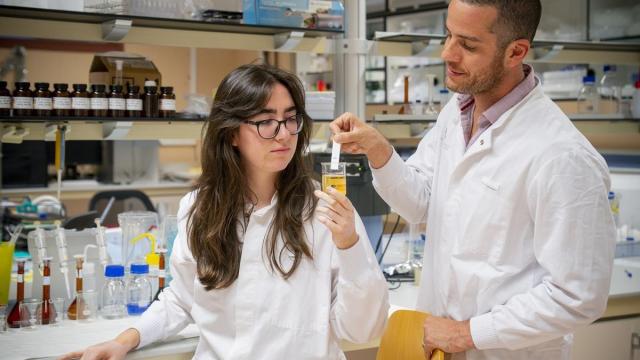 La investigadora de la Euskal Herriko Unibertsitatea Isabel Poves en el laboratorio de Microfluidics Cluster.