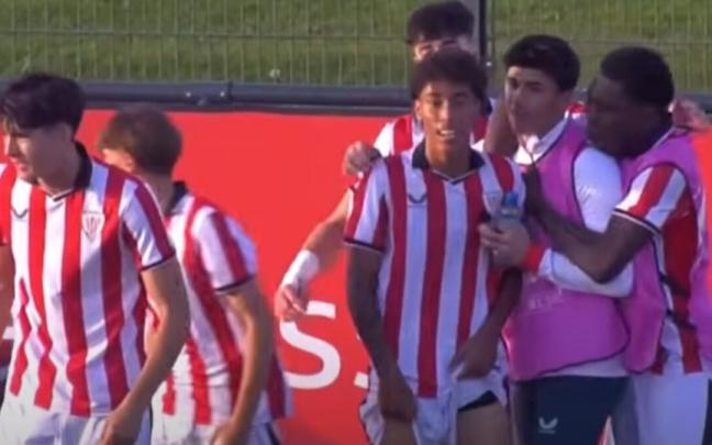 El equipo rojiblanco sub-19 celebrando uno de los cuatro goles marcados esta tarde al Borussia Dortmund. / BVB TV