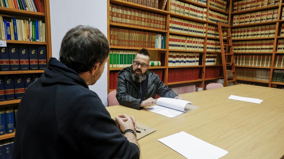 Joseba Novoa e Iker Sarriegi, reunidos en el despacho del abogado. / JAVI COLMENERO