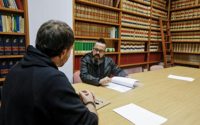 Joseba Novoa e Iker Sarriegi, reunidos en el despacho del abogado. / JAVI COLMENERO