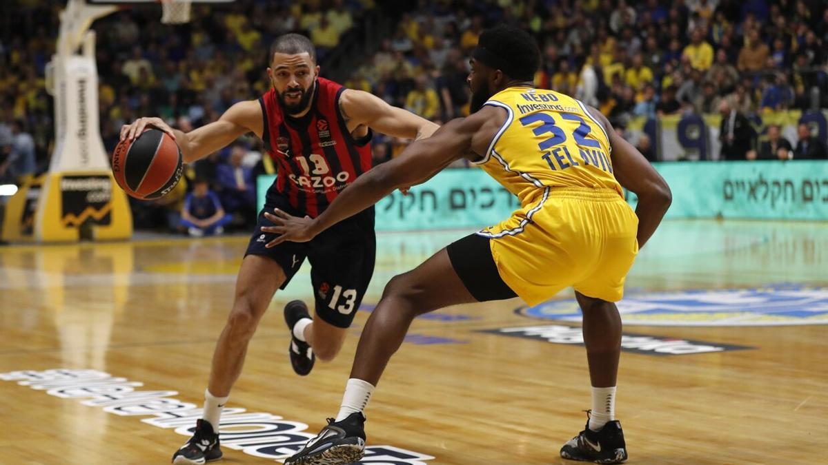 Darius Thompson trata de sortear anoche la defensa de Nebo