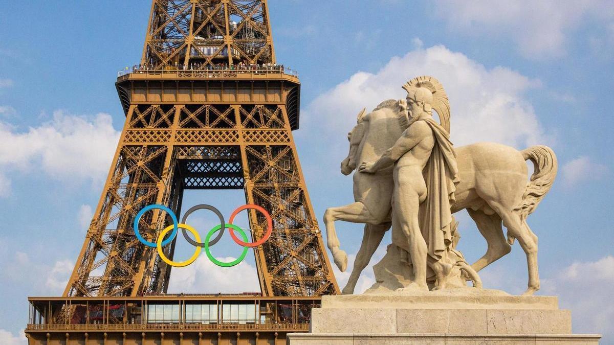 La Torre Eiffel, preparada para los Juegos Olímpicos de París 2024.