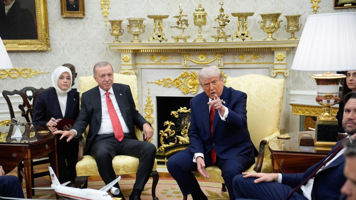 Donald Trump gesticula durante su encuentro con Recep Tayyip Erdogan en el Despacho Oval de la Casa Blanca.