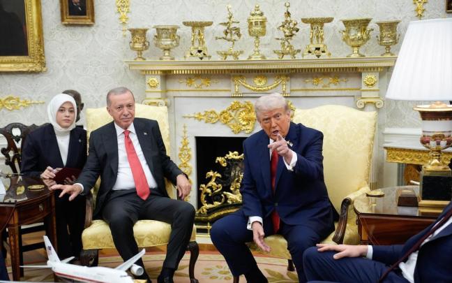 Donald Trump gesticula durante su encuentro con Recep Tayyip Erdogan en el Despacho Oval de la Casa Blanca.