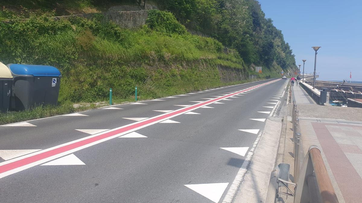 Señales de dientes de dragón pintadas en el asfalto para reducir velocidad y aumentar seguridad.