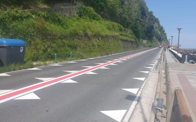 Señales de dientes de dragón pintadas en el asfalto para reducir velocidad y aumentar seguridad. / Zarauzko Udala Señales de dientes de dragón pintadas en el asfalto para reducir velocidad y aumentar seguridad.