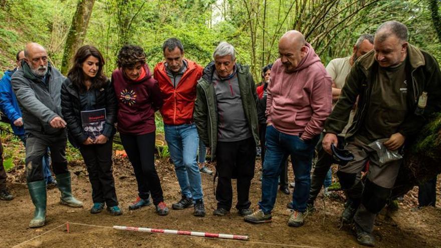 Paco Etxeberria explica el hallazgo a la directora de Gogora, Aintzane Ezenarro, y al resto de representantes institucionales presentes en la exhumación.