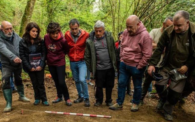 Paco Etxeberria explica el hallazgo a la directora de Gogora, Aintzane Ezenarro, y al resto de representantes institucionales presentes en la exhumación.