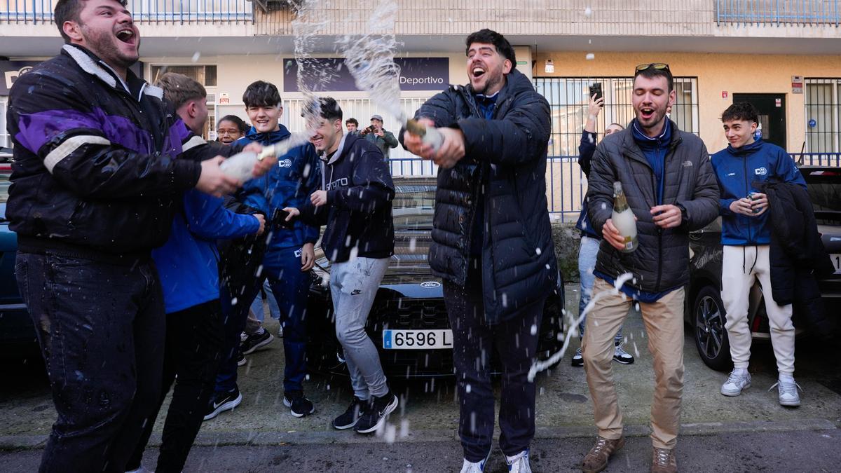 Integrantes del Club Distrito Olímpico, celebrando haber ganado el Gordo